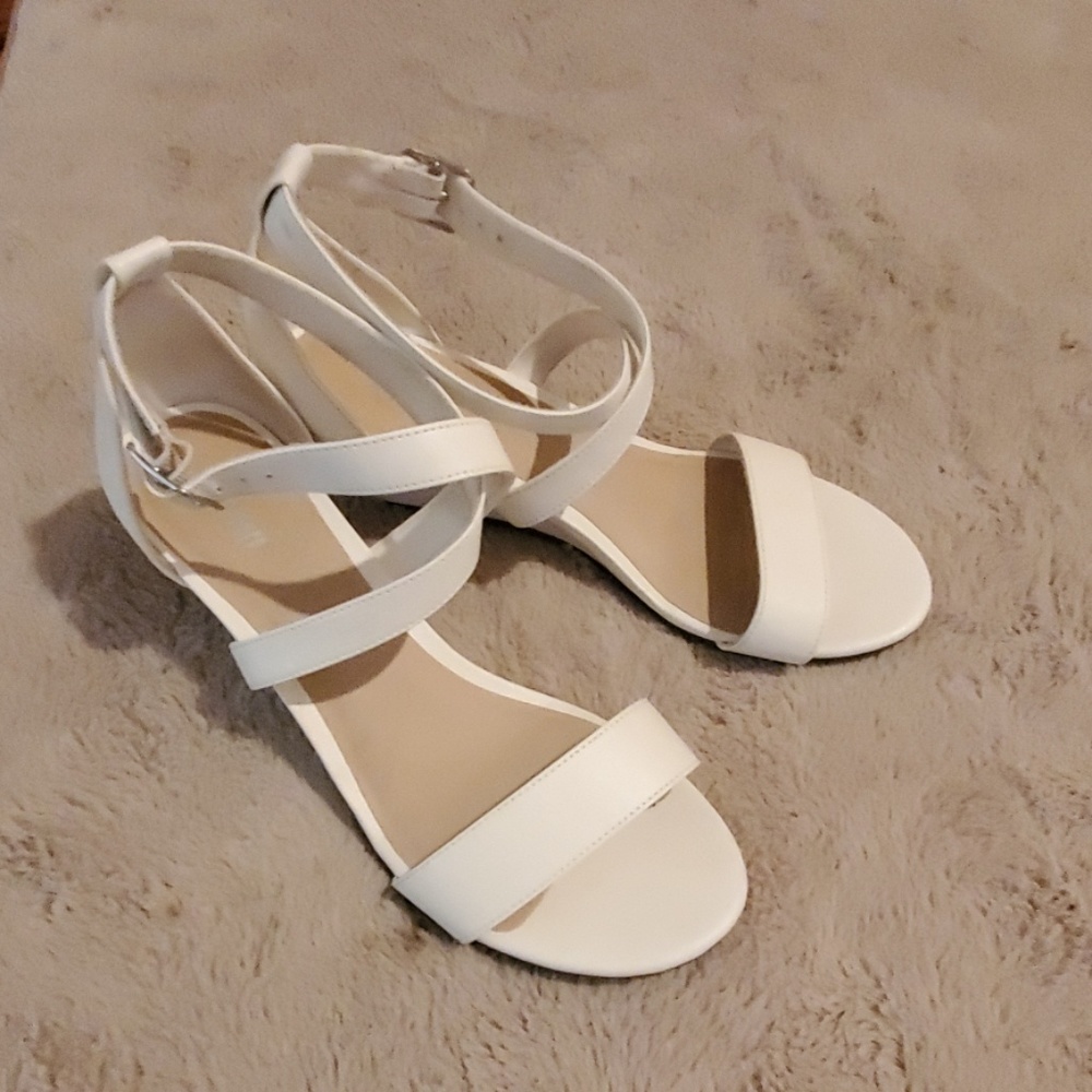 Fiomi white wedges
